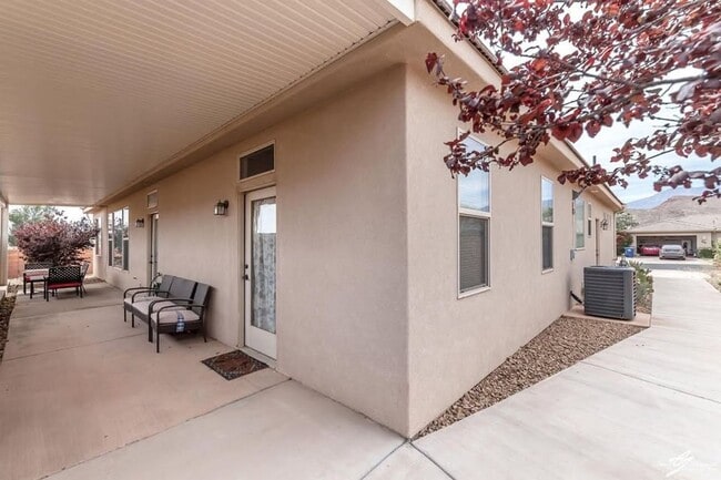 Building Photo - 4 Bedroom Single-Level Home In Hurricane - Small Pet Friendly