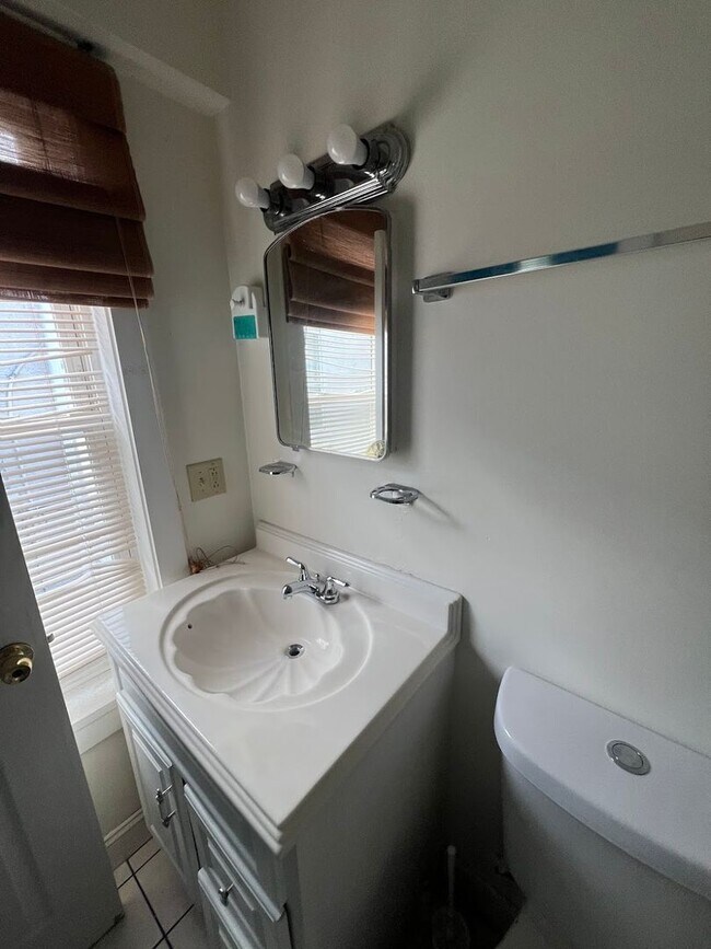 Building Photo - FOR RENT – West Reading