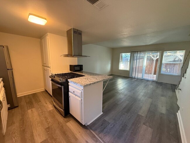 Building Photo - 2 bedroom 1.5 bath condo! Half off 2nd months rent Move in Special!