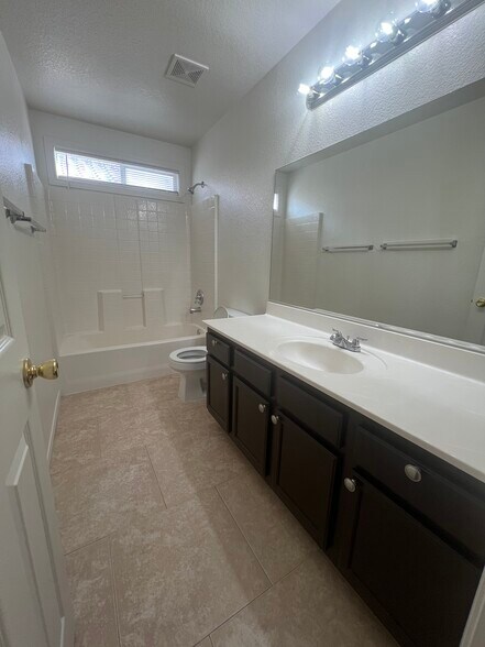 Building Photo - 1313 Paraiso St
