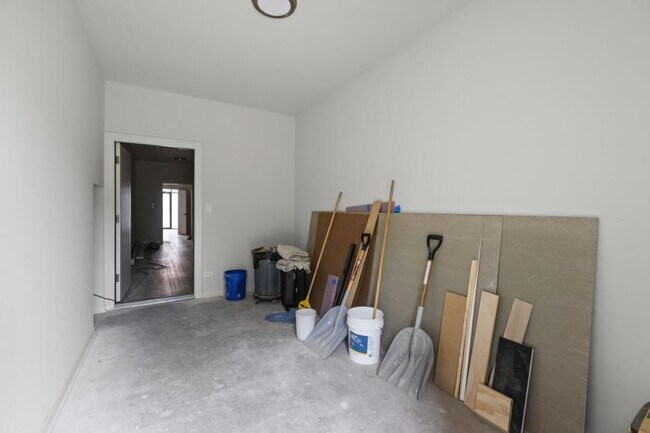 Building Photo - 3 bedroom in Chicago IL 60618