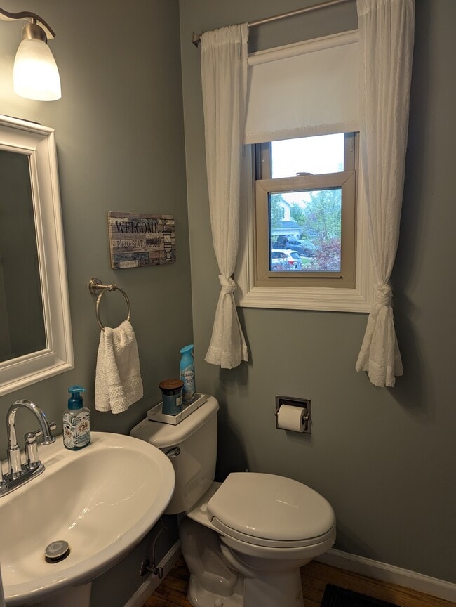 Building Photo - 202 N Spruce Dr
