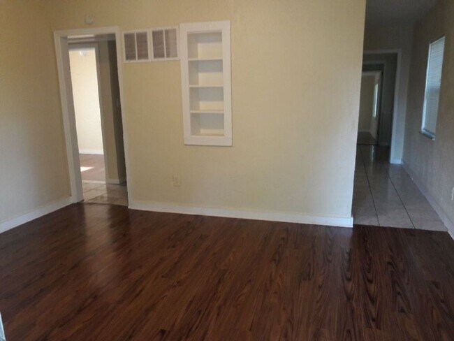 Building Photo - Move in special  1/2 off 1st months rent -...