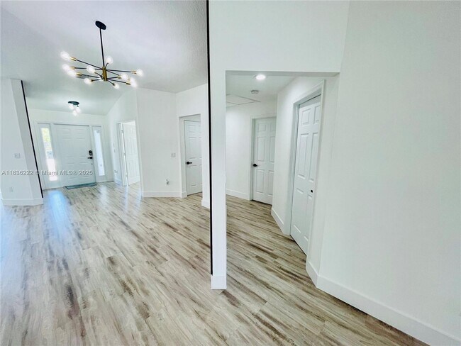 Building Photo - 272 SW Oakridge Dr