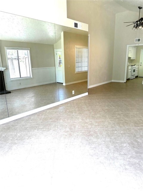 Building Photo - 21195 Country Farm Ln