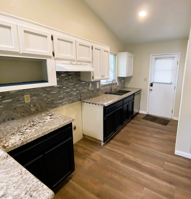 Building Photo - Newly Renovated Condo - In Beautiful Gated Community!