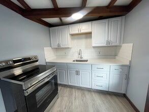 Building Photo - 16 Oriole St