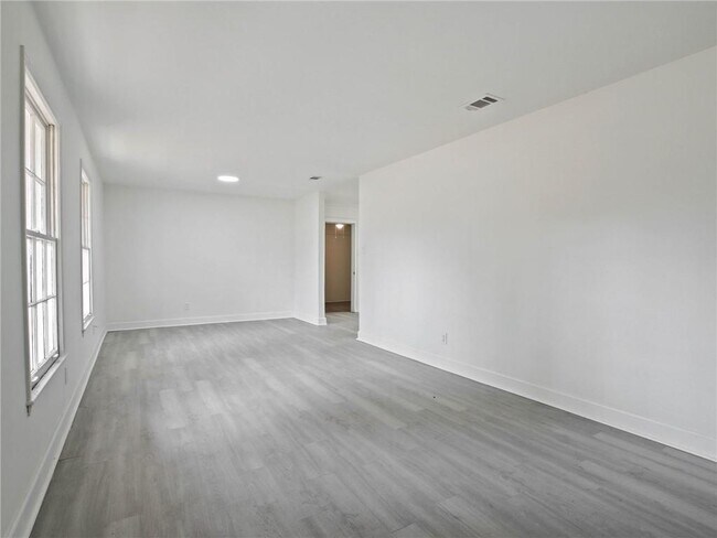 Building Photo - 526 Woodlore Dr