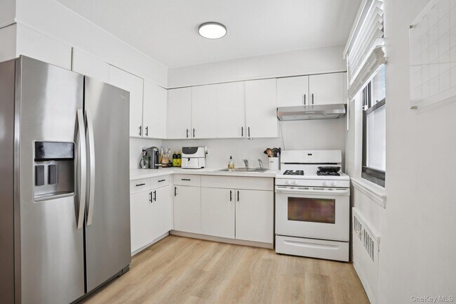 Building Photo - 23 Lawrence Dr