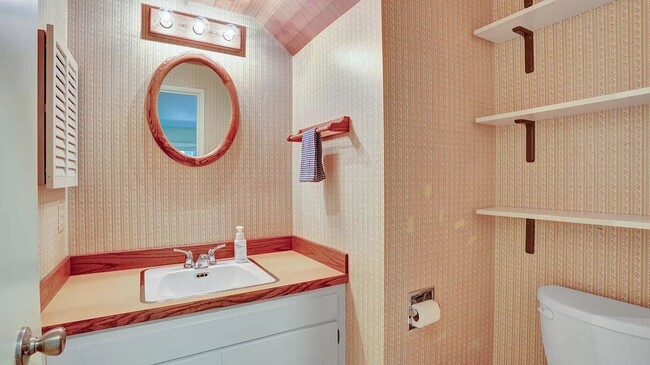 Building Photo - Spacious split level condo
