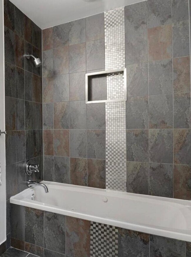 Building Photo - Beautiful 3 bed & Den + 3 Full Baths - Gorgeous upper level unit