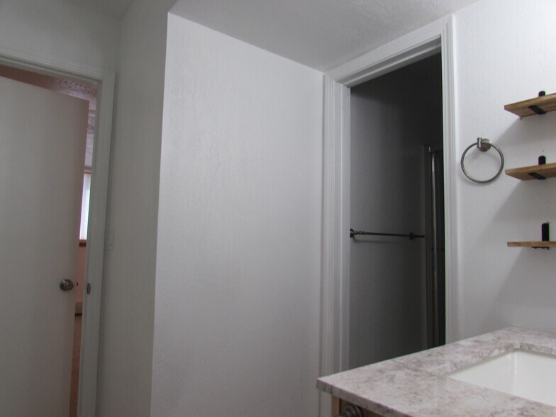 Building Photo - 3150 Lakeside Dr