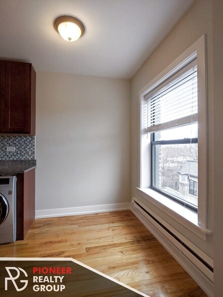 Building Photo - 556 W Arlington Pl