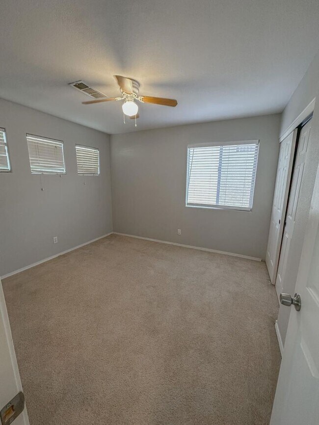 Building Photo - Spacious 3 Bedroom, 2.5 Bath Home with No ...