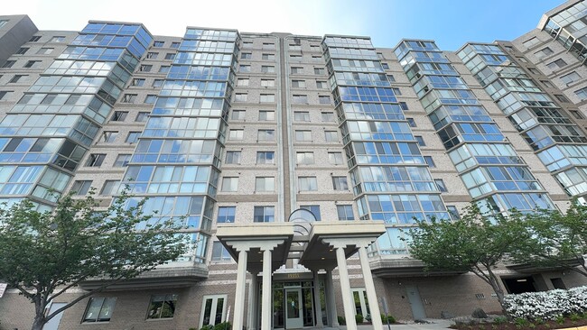 Primary Photo - Sun-filled 2 Bed 2 Bath Condo With Sunroom...