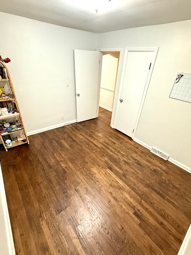 Building Photo - 1828 Thomas Ave