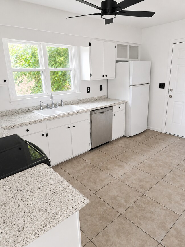 Building Photo - 142B