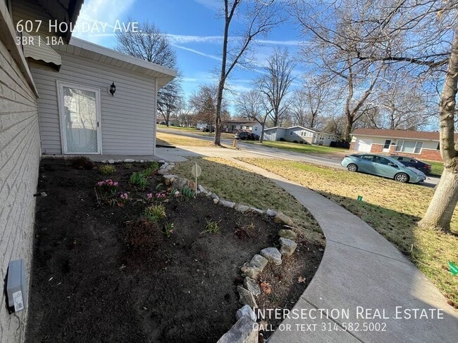 Building Photo - 607 Holiday Ave