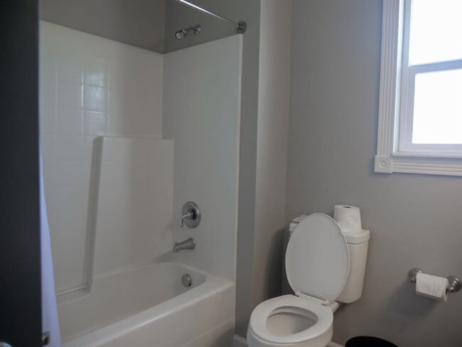 Building Photo - 151 Cub St W