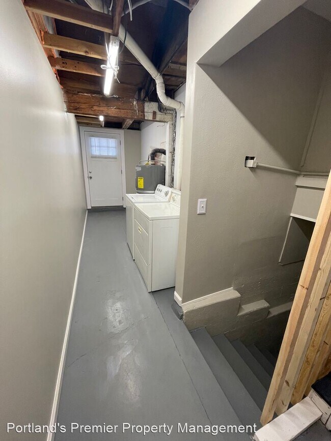 Building Photo - 4 br, 1 bath House - 9312 E Burnside Street