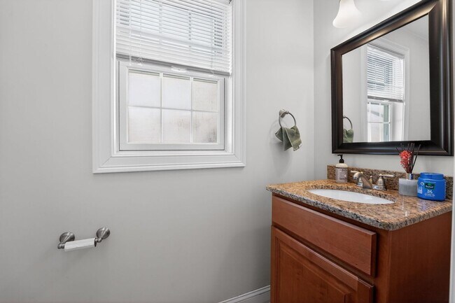 Building Photo - Spacious 4BR House in Millbury