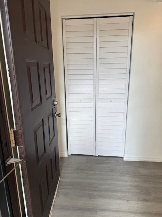 Building Photo - Large One bedroom Condo