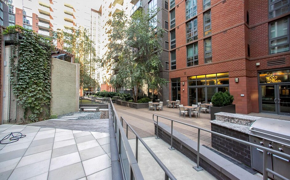 courtyard - 1025 First St SE
