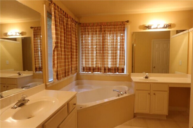 Building Photo - 1594 Hampton Hollow Trail