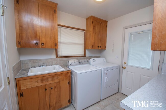 Building Photo - Beautiful Three Bedroom in Great Camas Nei...