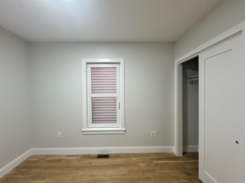 Building Photo - 35 Gore St