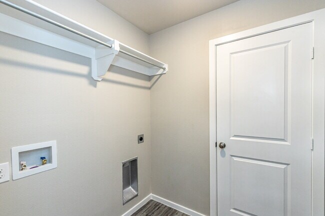 Building Photo - Luxurious Cottage Home Located In Bell Farms!