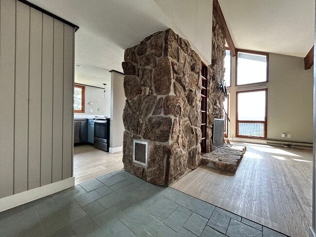 Building Photo - 2 Bedroom Mountain Home with Loft and Spec...