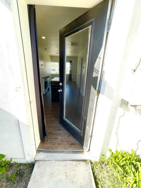 Building Photo - Renovated. with private yard!!!