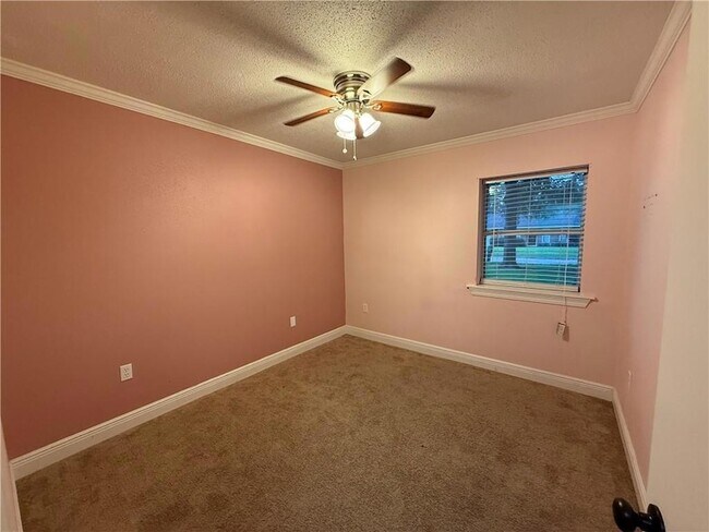 Building Photo - 306 Clover Dr