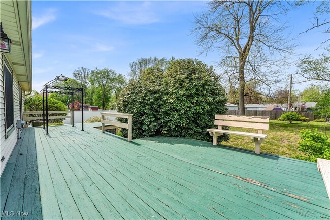 Building Photo - 1021 Larchview Dr