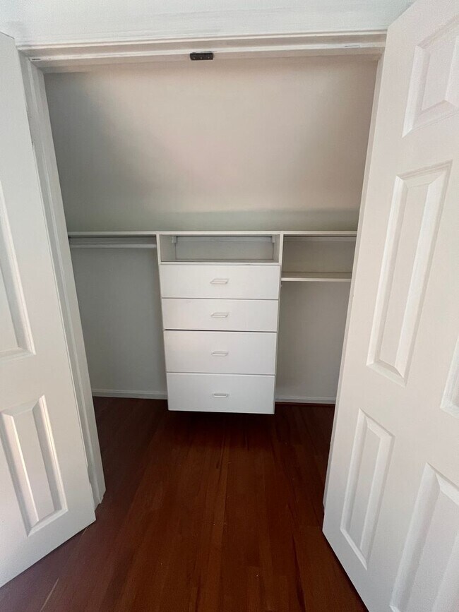 Building Photo - 1413 E Abingdon Dr