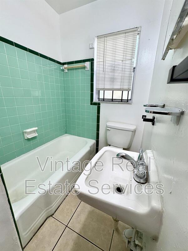 Building Photo - 1741b W Spruce St