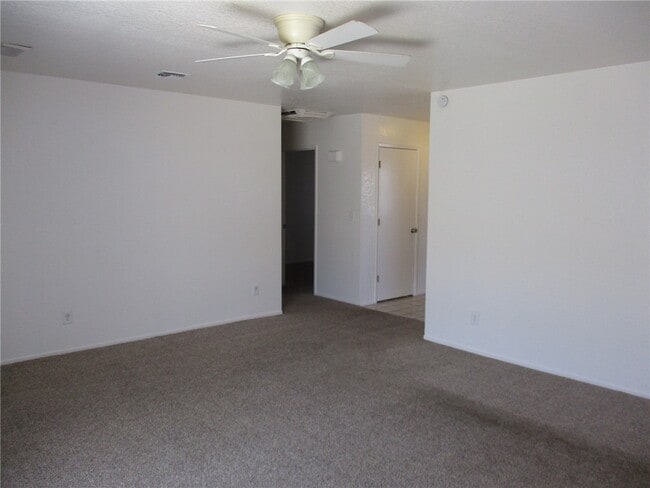 Building Photo - 1489 Bluffs Cir