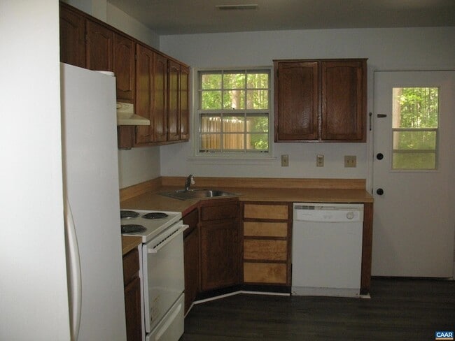 Building Photo - 270 Albert Ct