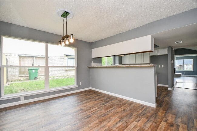 Building Photo - 17022 Quail Park Dr