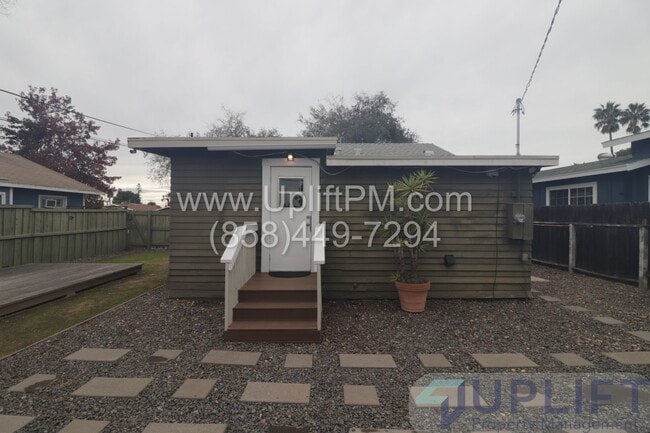 Building Photo - 36th (3637-3639)