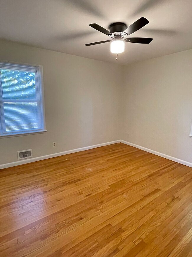 Building Photo - NEW ON THE MARKET– Charming 3bd/1ba Ranch ...