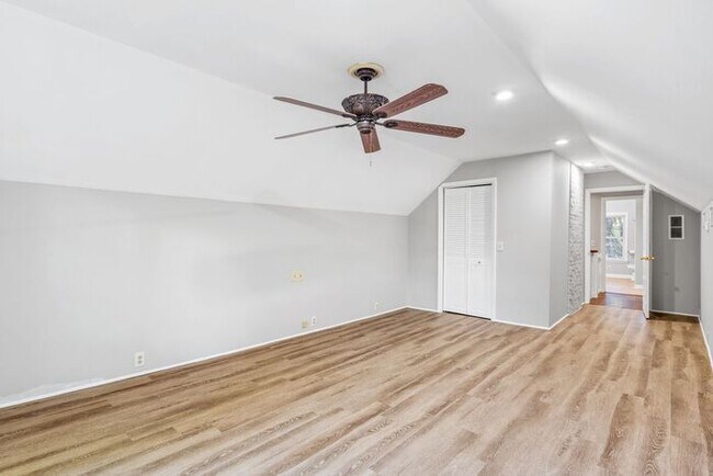 Building Photo - Large Brick Two Story Home, Hardwoods, Sep...