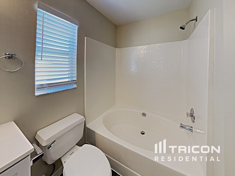 Building Photo - 2434 Sagemont Dr