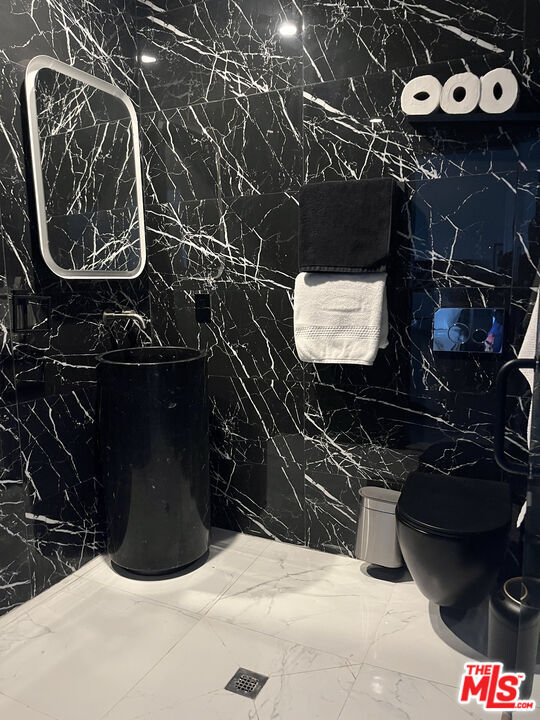 Building Photo - 643 N Vista St