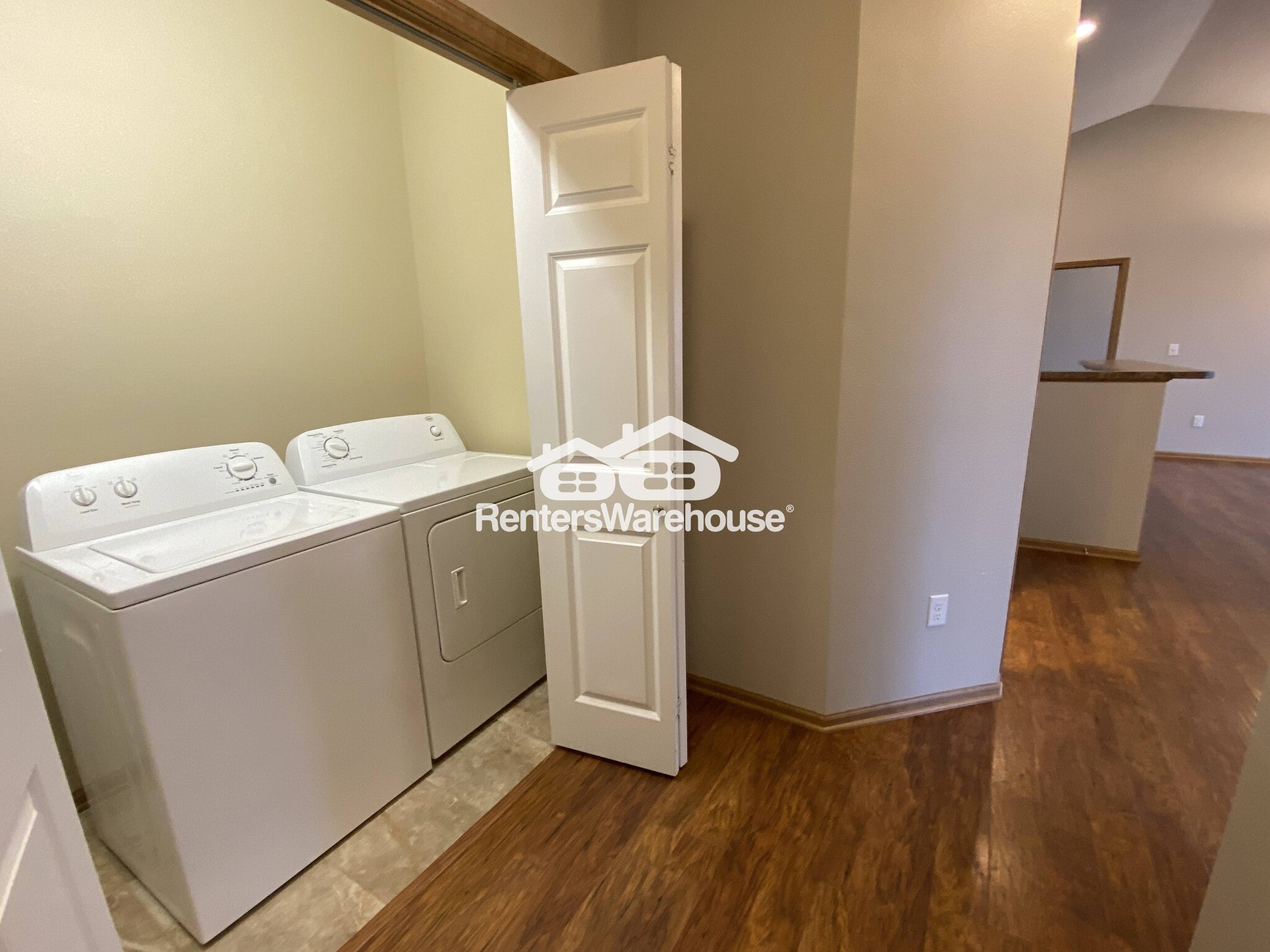 Building Photo - 2000 Meadow Ct