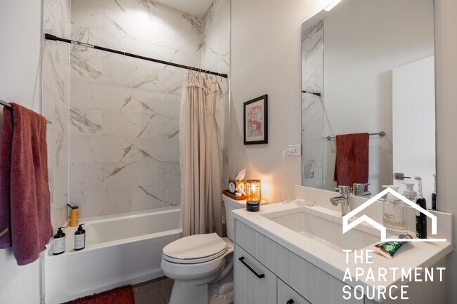 Building Photo - 2247 W Lawrence Ave