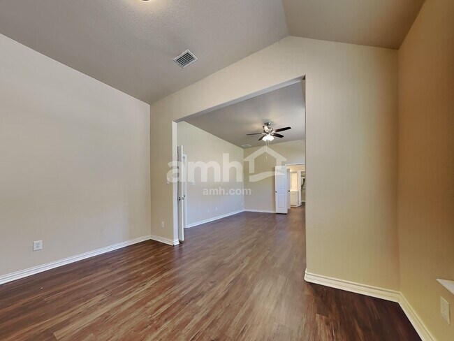 Building Photo - 989 Dogwood Ln