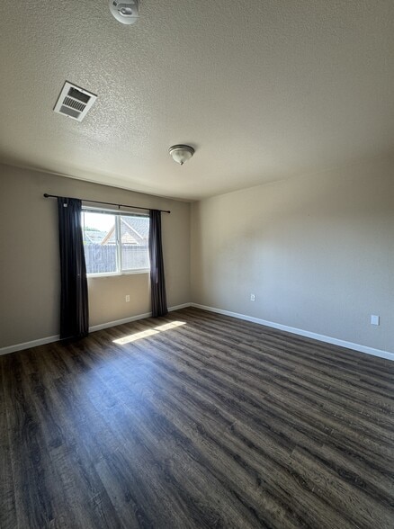 Building Photo - 582 Angelus St