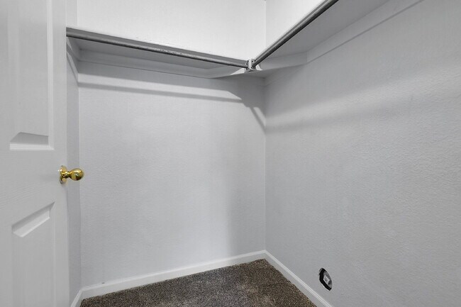 Building Photo - $1,650.00, Spacious 2-bedroom, 1 bath Cond...